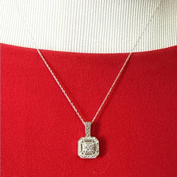 Dazzling White Gold Princess Cut Diamond Silver Pendant Necklace. - Picture 3 of 3